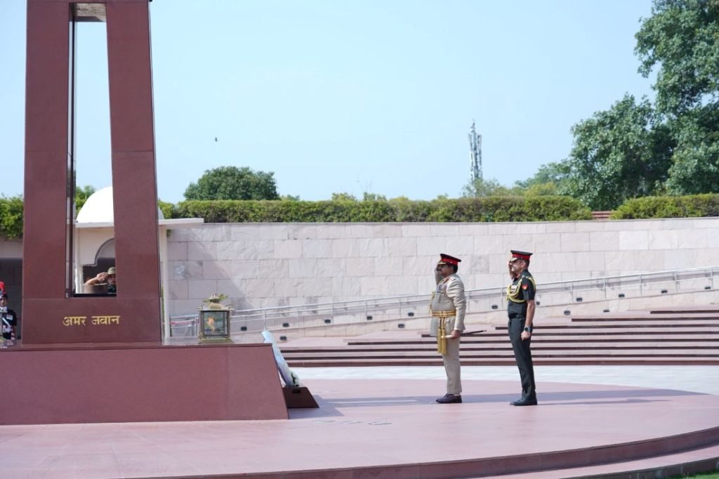 Lieutenant General BKGM Lasantha Rodrigo, Commander of the Sri Lanka Army, Visits India